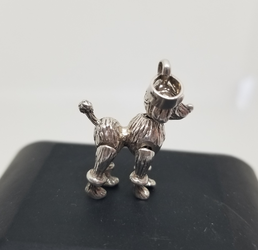 ÖZEL YAPIM KABARTMA İŞÇİLİKLİ KÖPEK FORMLU KOLYE UCU