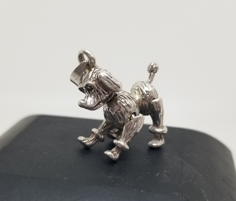 ÖZEL YAPIM KABARTMA İŞÇİLİKLİ KÖPEK FORMLU KOLYE UCU