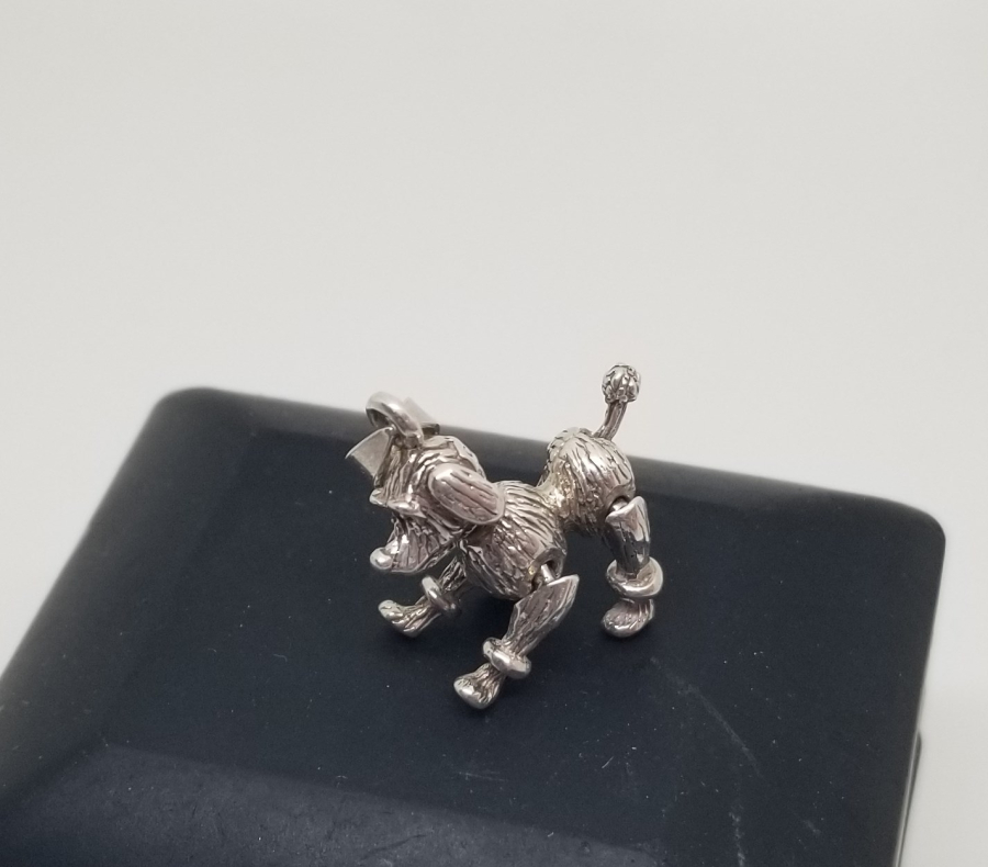 ÖZEL YAPIM KABARTMA İŞÇİLİKLİ KÖPEK FORMLU KOLYE UCU