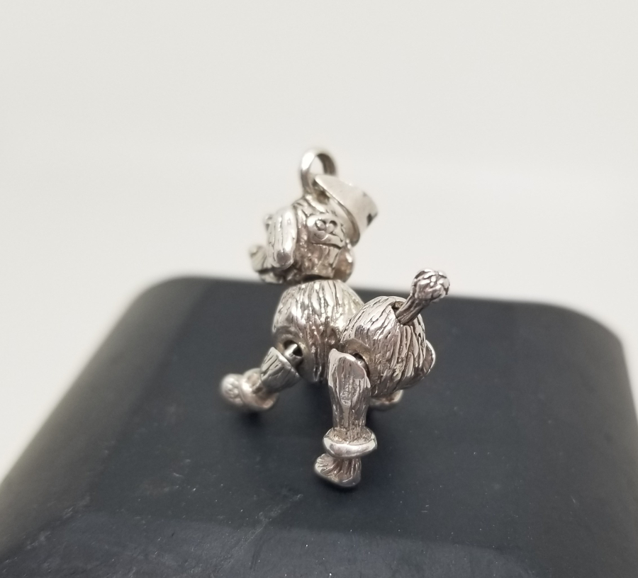 ÖZEL YAPIM KABARTMA İŞÇİLİKLİ KÖPEK FORMLU KOLYE UCU