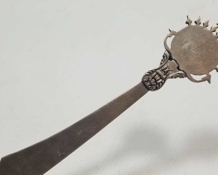 KAMA FORMUNDA YAPILMIŞ KABARTMA İŞÇİLİKLİ ANTİKA GÜMÜŞ ZARF AÇACAĞI