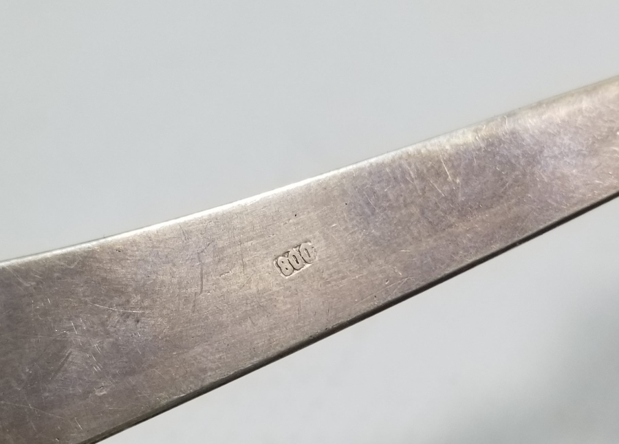 KAMA FORMUNDA YAPILMIŞ KABARTMA İŞÇİLİKLİ ANTİKA GÜMÜŞ ZARF AÇACAĞI