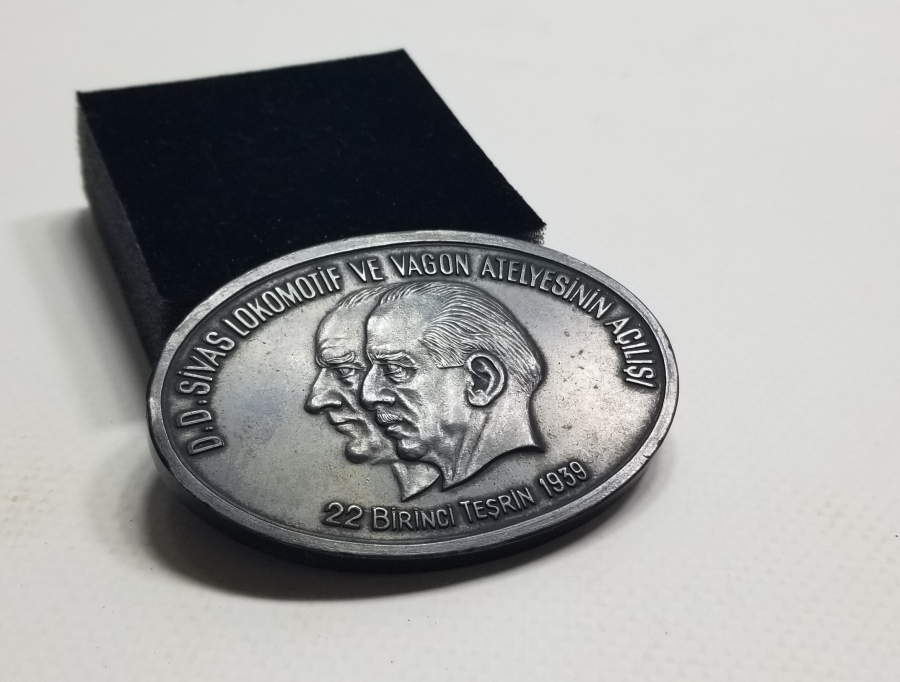 DEVLET DEMİR YOLLARI SİVAS LOKOMOTİF VE VAGON ATELYESİNİN AÇILIŞI ANISINA BASTIRILMIŞ VE DAĞITILMIŞ MADALYON