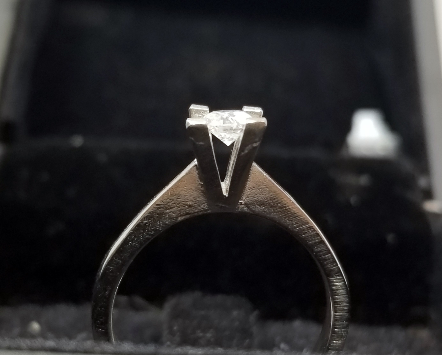 PIRLANTA TAŞLI TEKTAŞ YÜZÜK