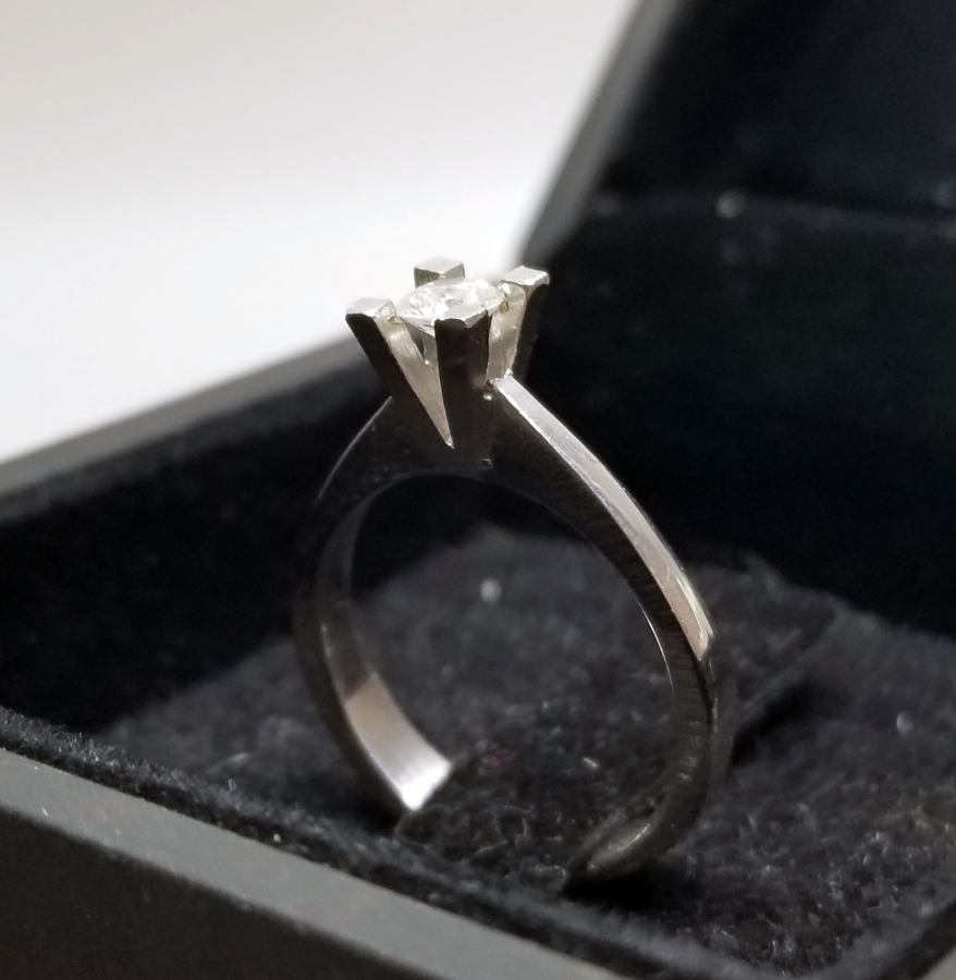 PIRLANTA TAŞLI TEKTAŞ YÜZÜK