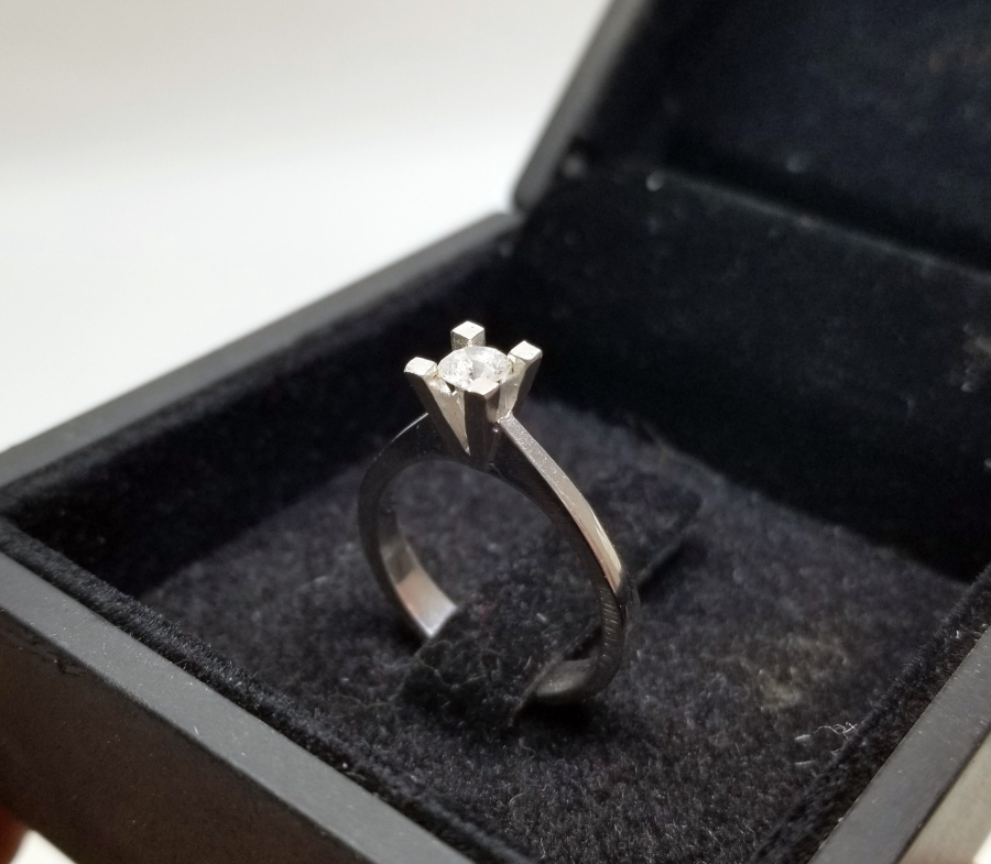 PIRLANTA TAŞLI TEKTAŞ YÜZÜK