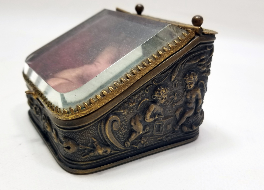 KABARTMA İŞÇİLİKLİ NADİR FORMDA ŞEYTANLI PRİOR CEP SAATİ STANDI