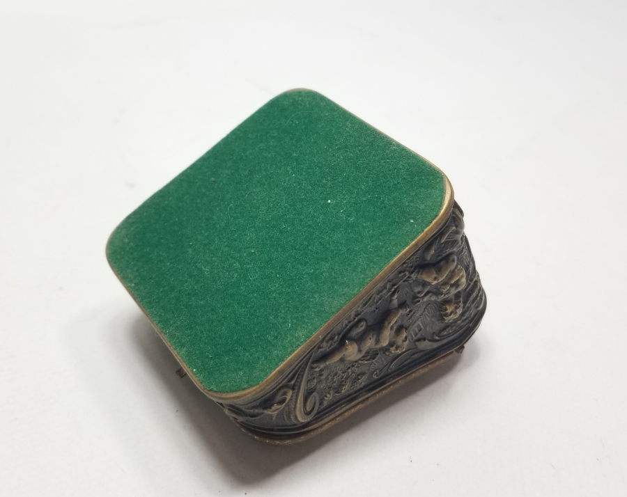 KABARTMA İŞÇİLİKLİ NADİR FORMDA ŞEYTANLI PRİOR CEP SAATİ STANDI