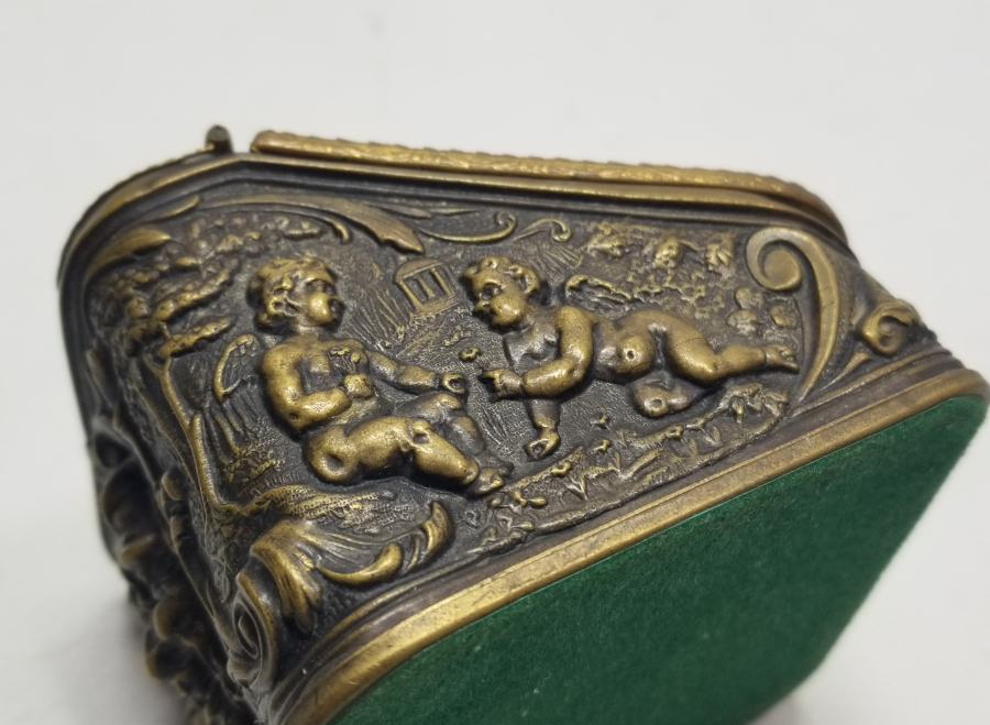 KABARTMA İŞÇİLİKLİ NADİR FORMDA ŞEYTANLI PRİOR CEP SAATİ STANDI