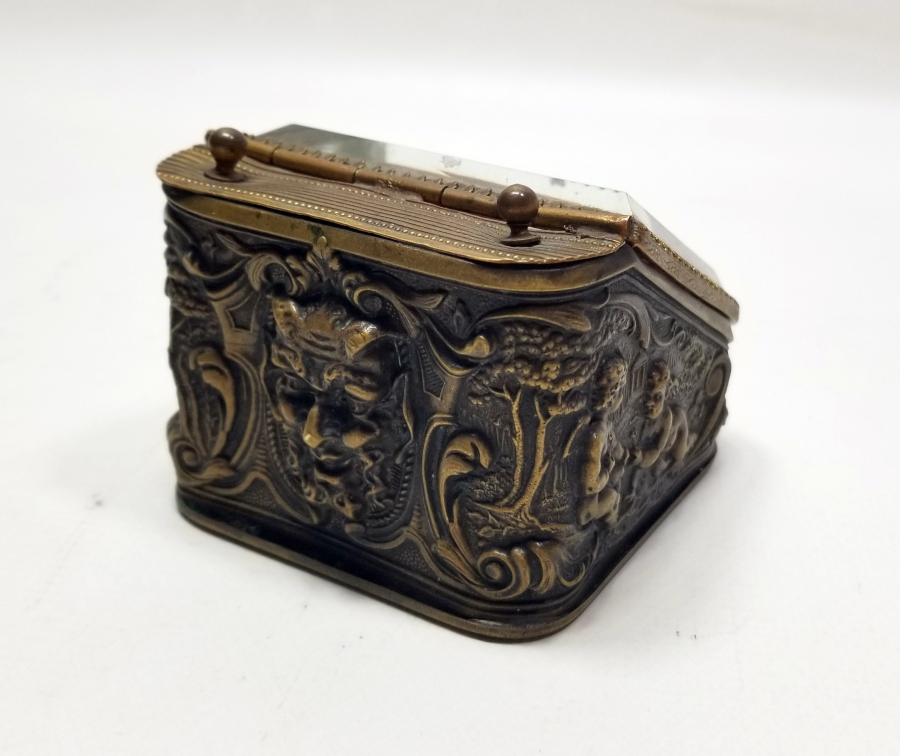 KABARTMA İŞÇİLİKLİ NADİR FORMDA ŞEYTANLI PRİOR CEP SAATİ STANDI