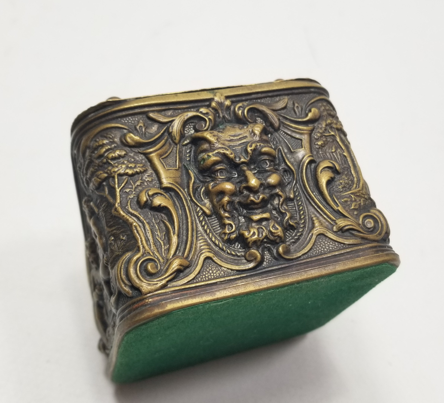 KABARTMA İŞÇİLİKLİ NADİR FORMDA ŞEYTANLI PRİOR CEP SAATİ STANDI