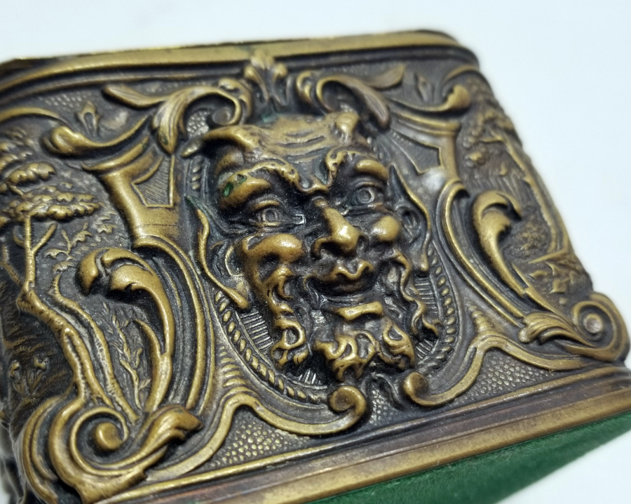 KABARTMA İŞÇİLİKLİ NADİR FORMDA ŞEYTANLI PRİOR CEP SAATİ STANDI