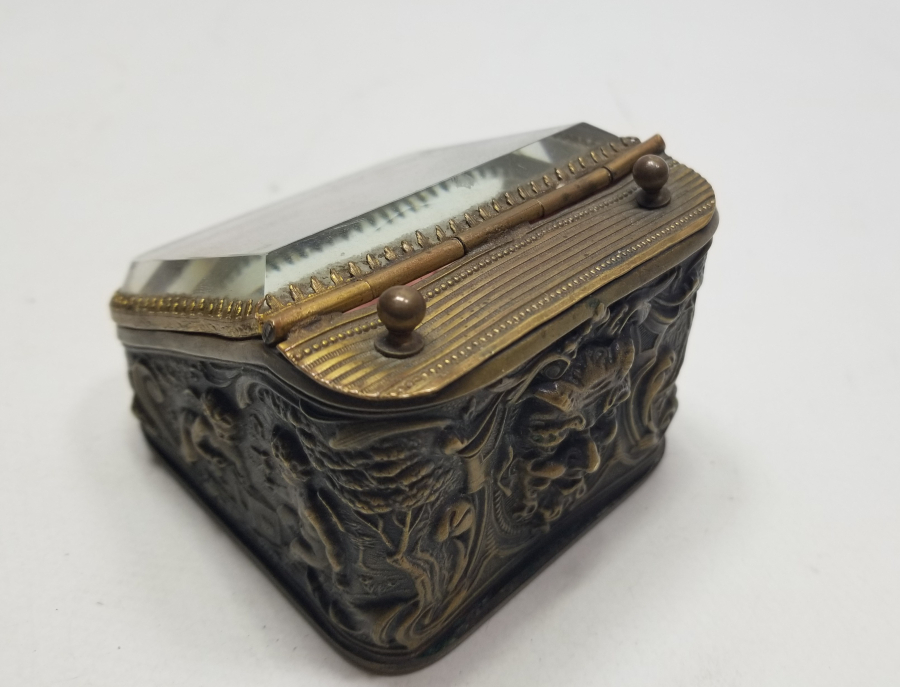 KABARTMA İŞÇİLİKLİ NADİR FORMDA ŞEYTANLI PRİOR CEP SAATİ STANDI