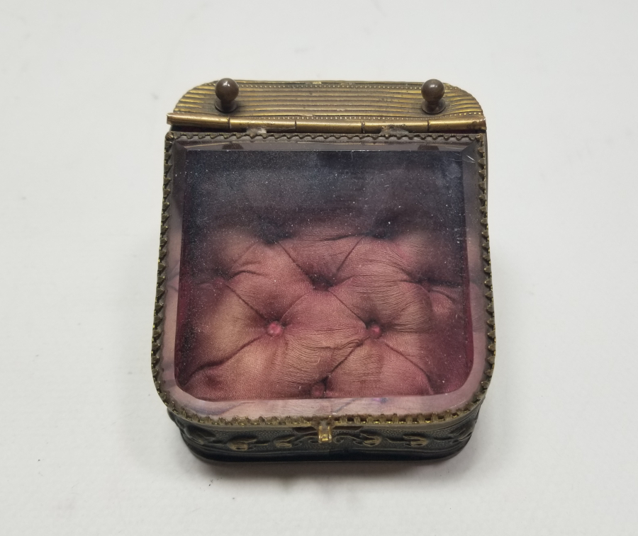 KABARTMA İŞÇİLİKLİ NADİR FORMDA ŞEYTANLI PRİOR CEP SAATİ STANDI