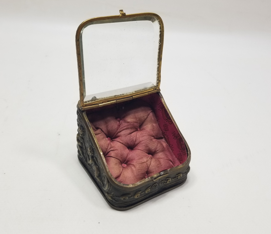 KABARTMA İŞÇİLİKLİ NADİR FORMDA ŞEYTANLI PRİOR CEP SAATİ STANDI