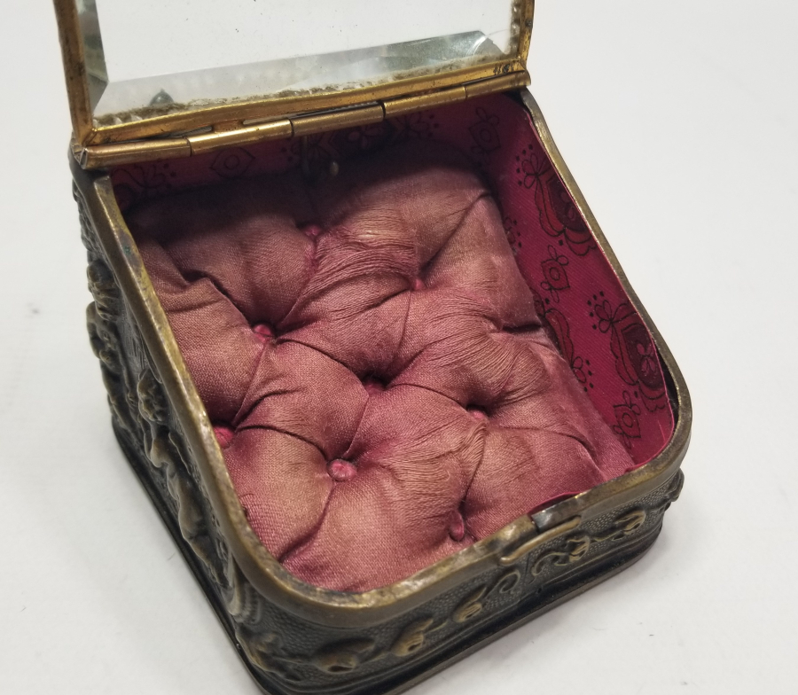 KABARTMA İŞÇİLİKLİ NADİR FORMDA ŞEYTANLI PRİOR CEP SAATİ STANDI