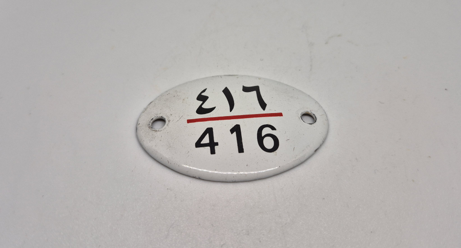 ÜZERİ ÇİFT DİLDE YAZILI ÇOK NADİR KAPI NUMARASI