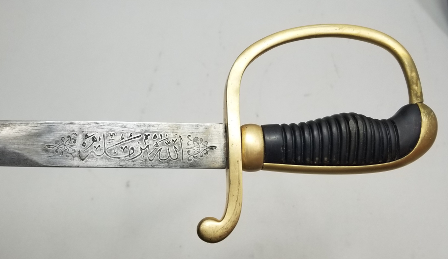 ÜZERİNDE SAHİBİNİN ADININ YAZILI OLDUĞU OSMANLI DÖNEMİ ALLAH BİZİMLE YAZILI ORİJİNAL KININDA TOPÇU SUBAY KILICI
