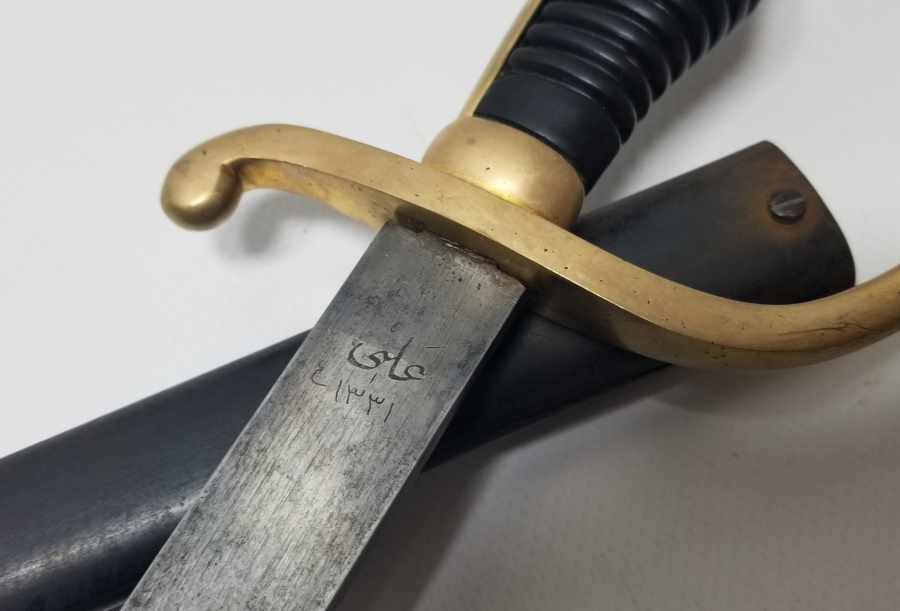 ÜZERİNDE SAHİBİNİN ADININ YAZILI OLDUĞU OSMANLI DÖNEMİ ALLAH BİZİMLE YAZILI ORİJİNAL KININDA TOPÇU SUBAY KILICI