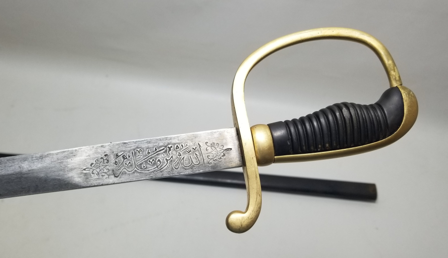 ÜZERİNDE SAHİBİNİN ADININ YAZILI OLDUĞU OSMANLI DÖNEMİ ALLAH BİZİMLE YAZILI ORİJİNAL KININDA TOPÇU SUBAY KILICI