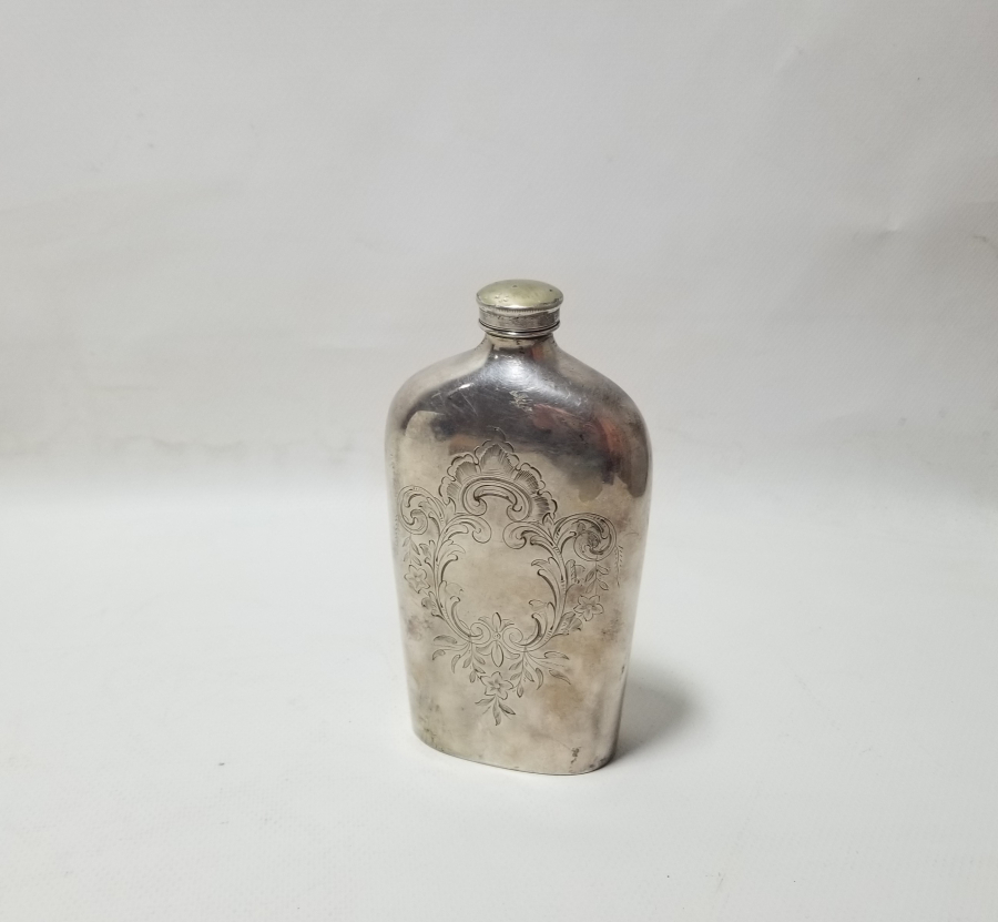 1900 BAŞLARI KALEM İŞÇİLİKLİ GÜMÜŞ KAPLAMA İNGİLİZ İÇKİ ŞİŞESİ