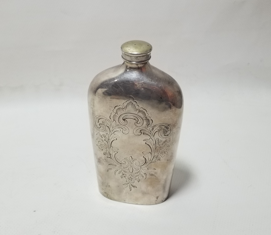 1900 BAŞLARI KALEM İŞÇİLİKLİ GÜMÜŞ KAPLAMA İNGİLİZ İÇKİ ŞİŞESİ