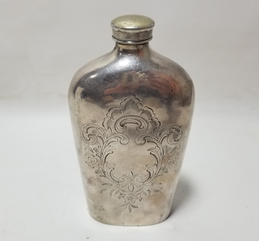 1900 BAŞLARI KALEM İŞÇİLİKLİ GÜMÜŞ KAPLAMA İNGİLİZ İÇKİ ŞİŞESİ