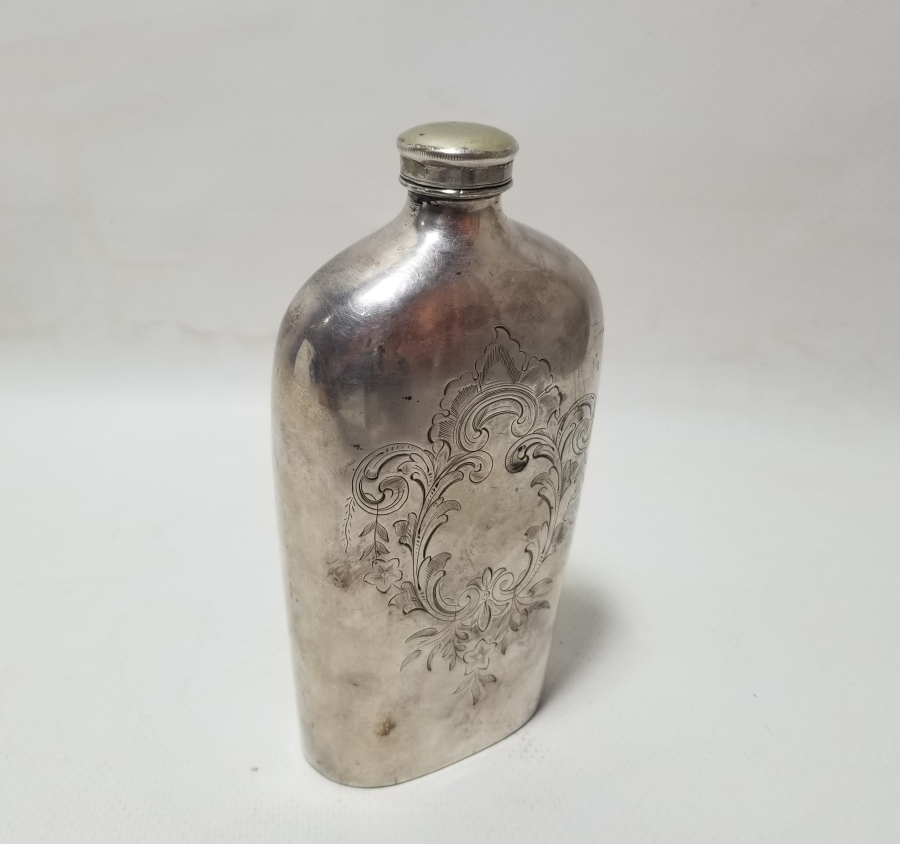 1900 BAŞLARI KALEM İŞÇİLİKLİ GÜMÜŞ KAPLAMA İNGİLİZ İÇKİ ŞİŞESİ