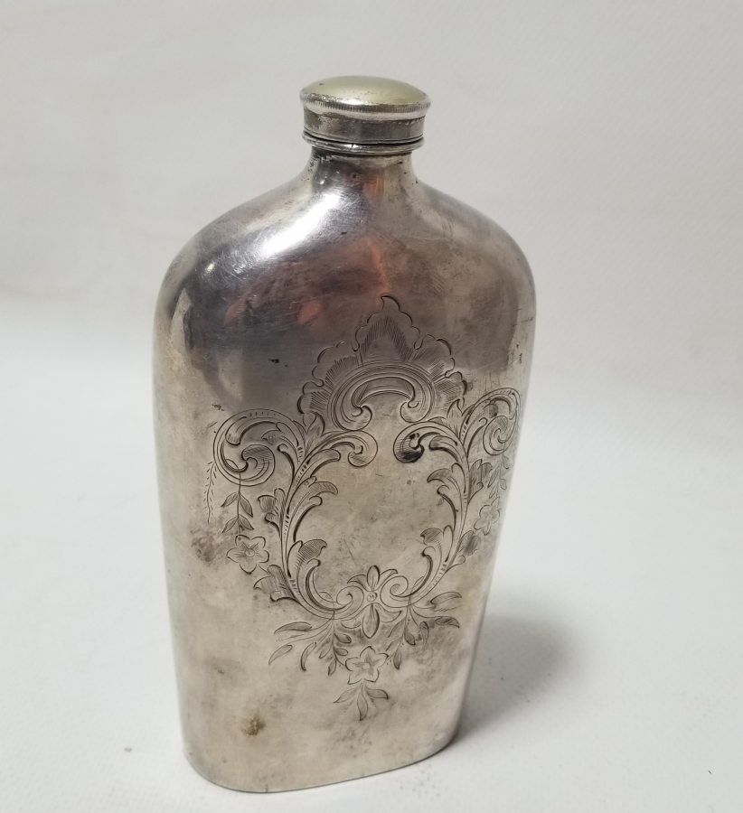 1900 BAŞLARI KALEM İŞÇİLİKLİ GÜMÜŞ KAPLAMA İNGİLİZ İÇKİ ŞİŞESİ