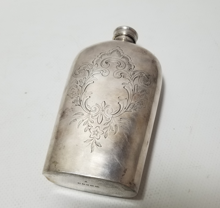 1900 BAŞLARI KALEM İŞÇİLİKLİ GÜMÜŞ KAPLAMA İNGİLİZ İÇKİ ŞİŞESİ