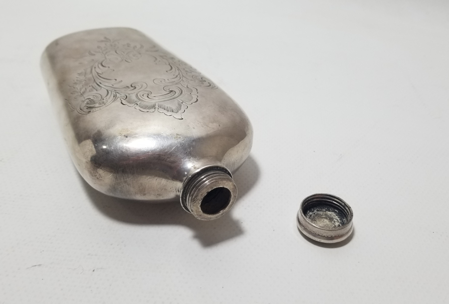 1900 BAŞLARI KALEM İŞÇİLİKLİ GÜMÜŞ KAPLAMA İNGİLİZ İÇKİ ŞİŞESİ