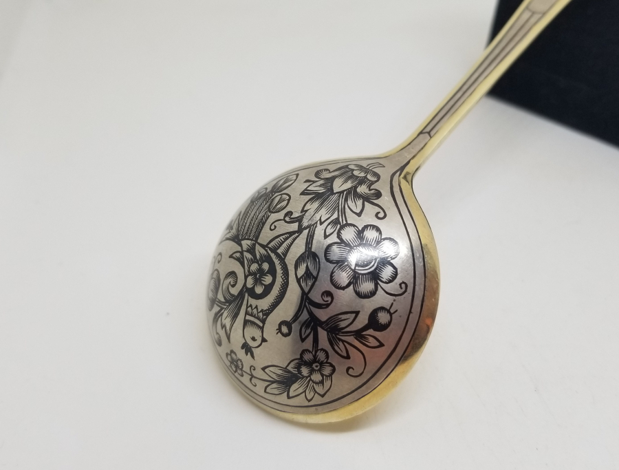 ALTIN VERMEYLİ VE SAVAT İŞÇİLİKLİ ANTİKA GÜMÜŞ SERVİS KAŞIĞI