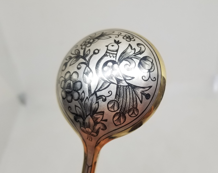 ALTIN VERMEYLİ VE SAVAT İŞÇİLİKLİ ANTİKA GÜMÜŞ SERVİS KAŞIĞI