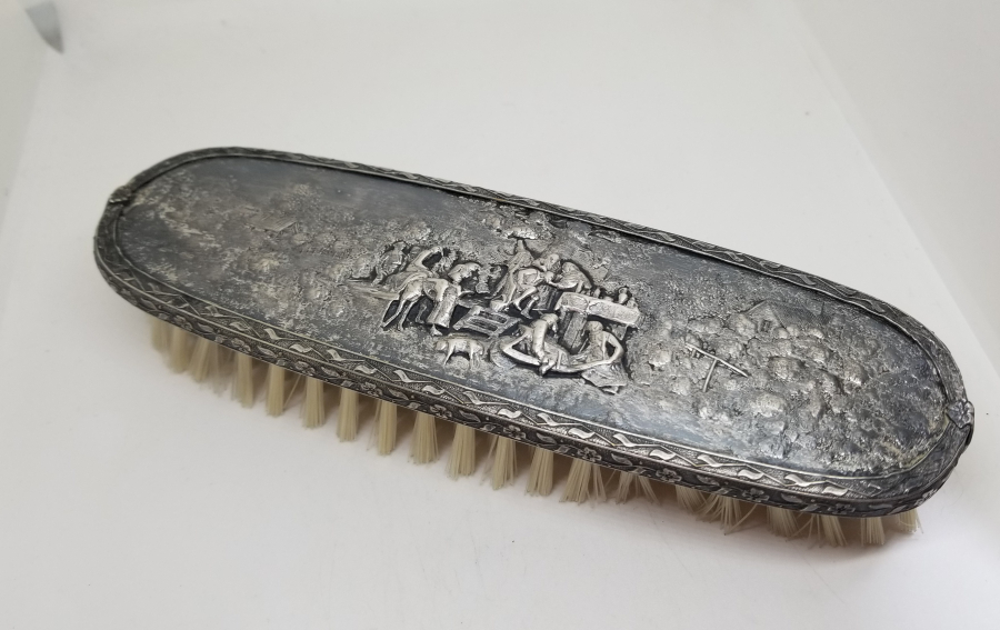 KABARTMA İŞÇİLİKLİ ANTİKA GÜMÜŞ ELBİSE FIRÇASI