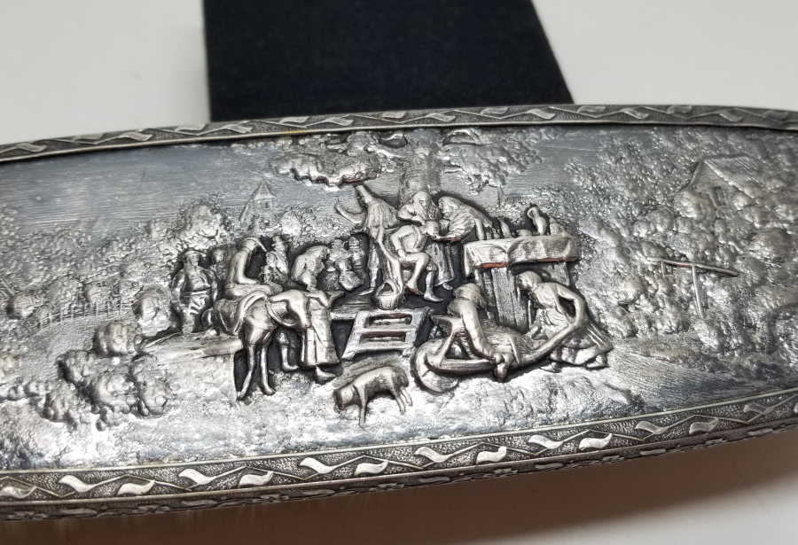 KABARTMA İŞÇİLİKLİ ANTİKA GÜMÜŞ ELBİSE FIRÇASI