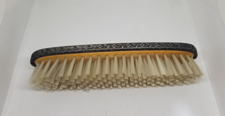 KABARTMA İŞÇİLİKLİ ANTİKA GÜMÜŞ ELBİSE FIRÇASI