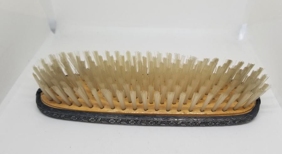 KABARTMA İŞÇİLİKLİ ANTİKA GÜMÜŞ ELBİSE FIRÇASI