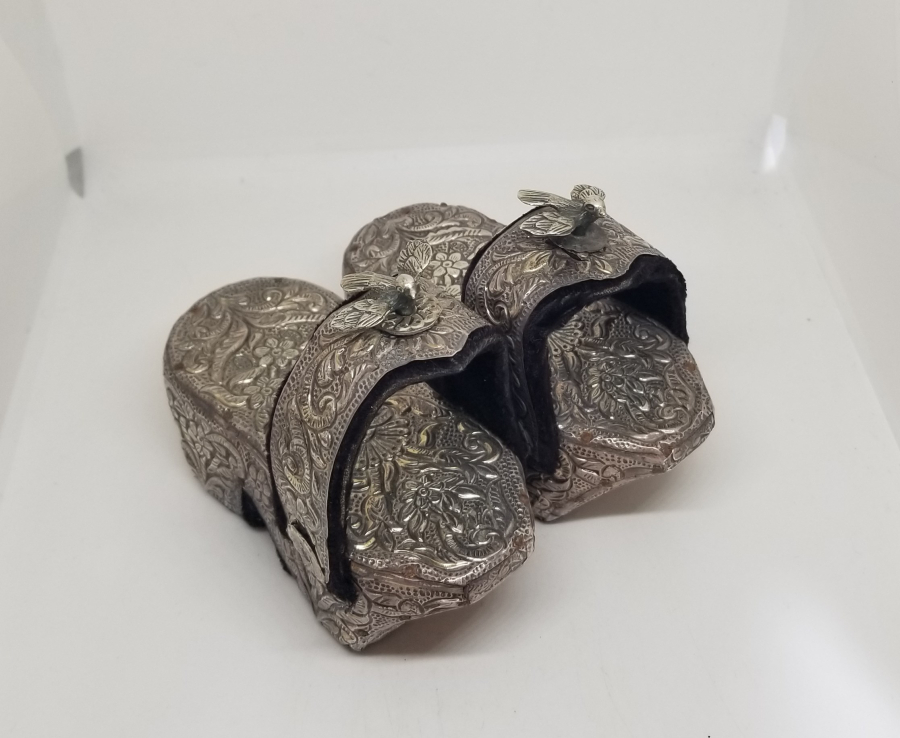 KABARTMA İŞÇİLİKLİ ANTİKA GÜMÜŞ KUŞLU BEBEK TAKUNYASI