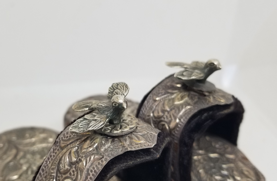 KABARTMA İŞÇİLİKLİ ANTİKA GÜMÜŞ KUŞLU BEBEK TAKUNYASI