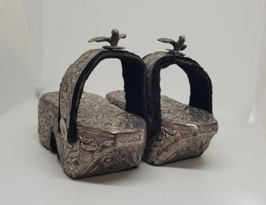 KABARTMA İŞÇİLİKLİ ANTİKA GÜMÜŞ KUŞLU BEBEK TAKUNYASI