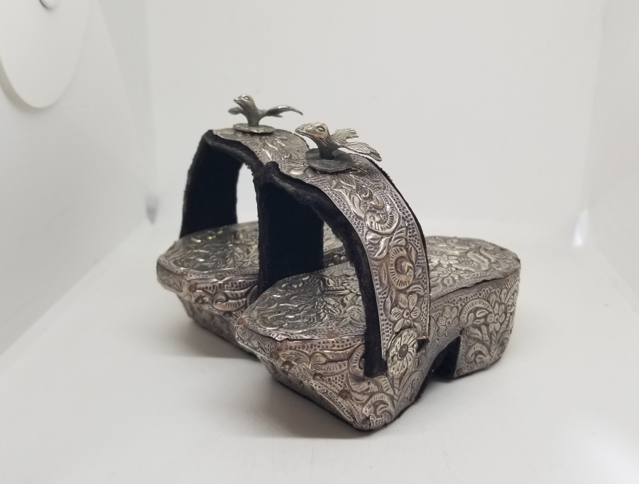 KABARTMA İŞÇİLİKLİ ANTİKA GÜMÜŞ KUŞLU BEBEK TAKUNYASI