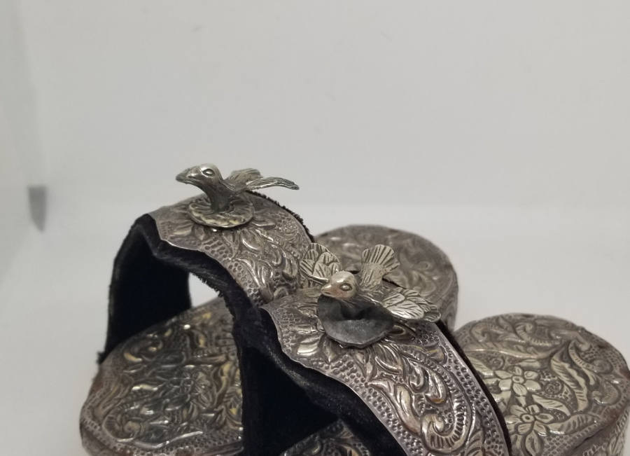 KABARTMA İŞÇİLİKLİ ANTİKA GÜMÜŞ KUŞLU BEBEK TAKUNYASI