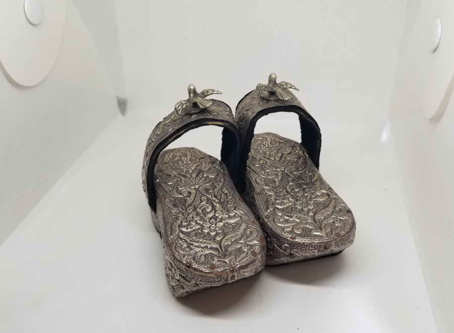 KABARTMA İŞÇİLİKLİ ANTİKA GÜMÜŞ KUŞLU BEBEK TAKUNYASI