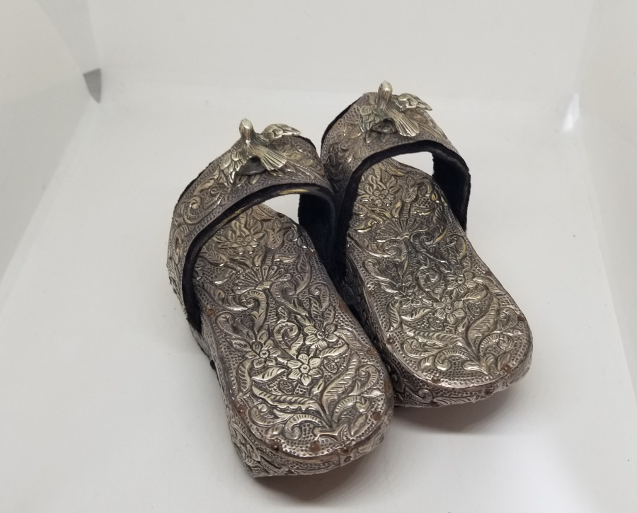 KABARTMA İŞÇİLİKLİ ANTİKA GÜMÜŞ KUŞLU BEBEK TAKUNYASI