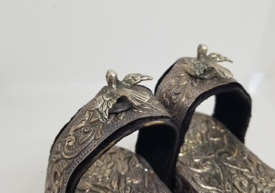 KABARTMA İŞÇİLİKLİ ANTİKA GÜMÜŞ KUŞLU BEBEK TAKUNYASI