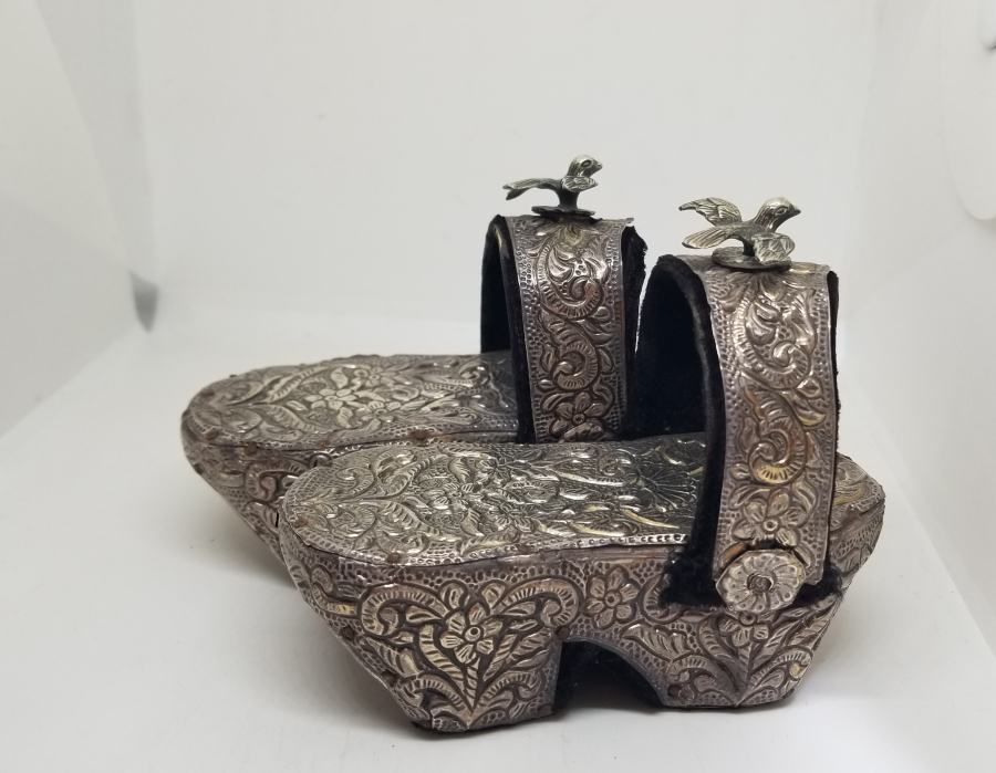 KABARTMA İŞÇİLİKLİ ANTİKA GÜMÜŞ KUŞLU BEBEK TAKUNYASI