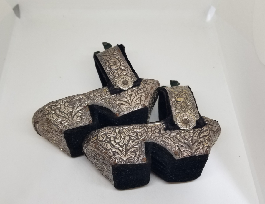 KABARTMA İŞÇİLİKLİ ANTİKA GÜMÜŞ KUŞLU BEBEK TAKUNYASI