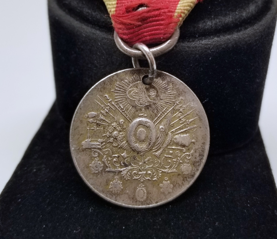 ORİJİNAL İPEK ASKI VE KURDELASIYLA GÜMÜŞ LİYAKAT MADALYASI