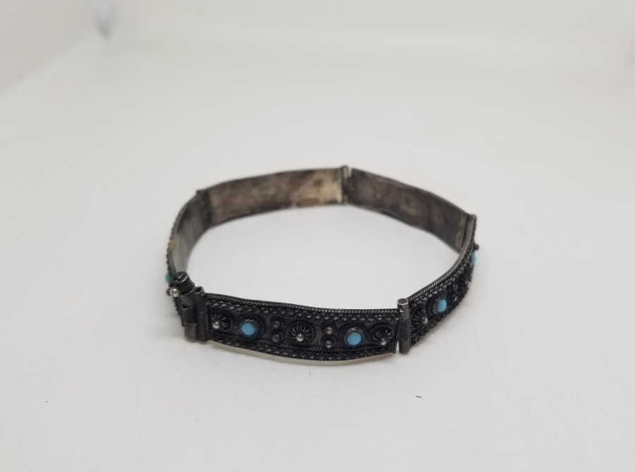 TURKUAZ TAŞLI VE KABARTMA İŞÇİLİKLİ GÜMÜŞ BİLEKLİK