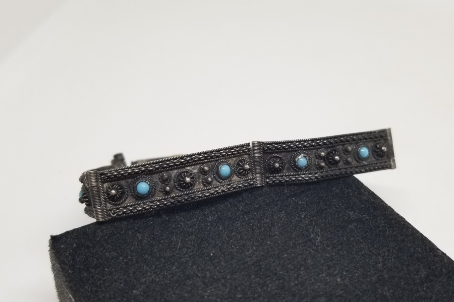 TURKUAZ TAŞLI VE KABARTMA İŞÇİLİKLİ GÜMÜŞ BİLEKLİK